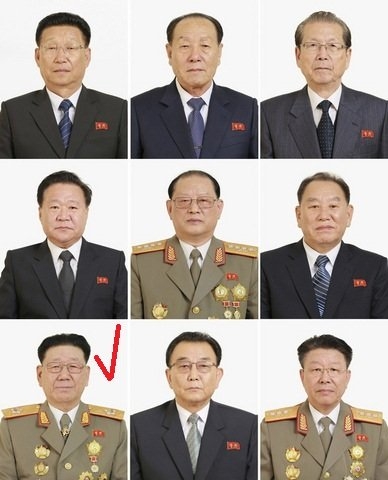 9 trong số 27 quan chức xuất hiện trong loạt ảnh nhân sự cao cấp. Báo Hàn Quốc và phương Tây từng đưa tin ông Ri Yong-gil (dấu đỏ) đã bị xử tử.
