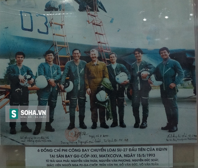  6 phi công Su-27 đầu tiên của Không quân Việt Nam được đào tạo bởi phi công huyền thoại Viktor Pugachev. Ảnh: Cục Chính trị Quân chủng PK-KQ.