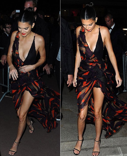 Em gái Kim Kardashian hở gần hết vòng một vì váy xẻ