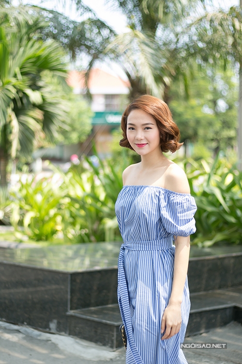 Minh Hằng vai trần xinh tươi trong nắng hè