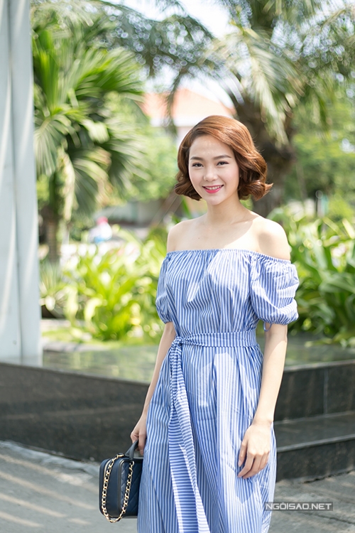 Minh Hằng vai trần xinh tươi trong nắng hè