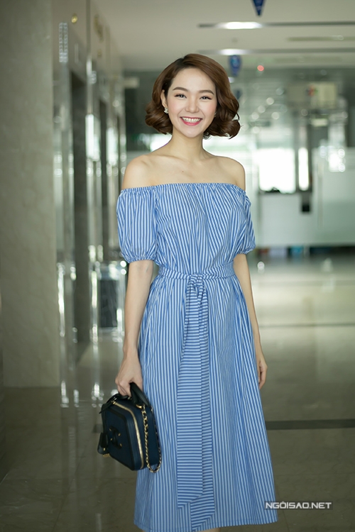 Minh Hằng vai trần xinh tươi trong nắng hè