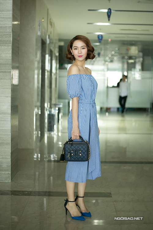 Minh Hằng vai trần xinh tươi trong nắng hè