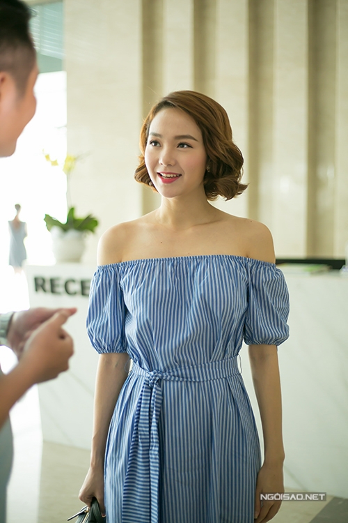 Minh Hằng vai trần xinh tươi trong nắng hè