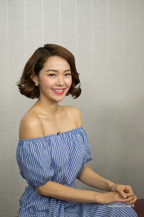 Minh Hằng vai trần xinh tươi trong nắng hè