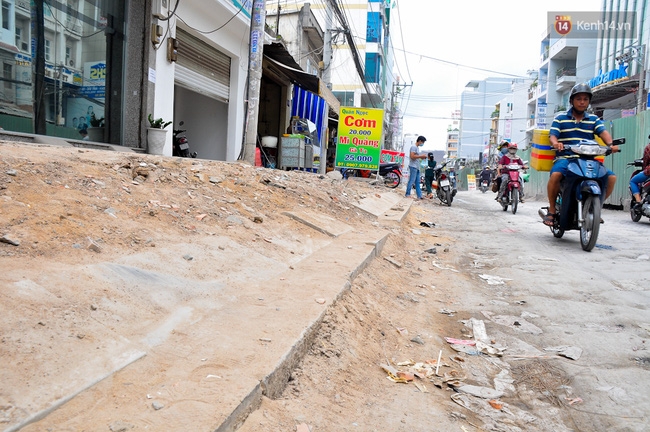 Nâng cấp đường vào sân bay Tân Sơn Nhất, người dân phải... leo dốc vào nhà - Ảnh 1.