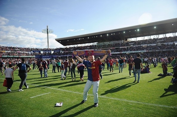 Đội bóng đối thủ tràn xuống sân ăn mừng Barcelona vô địch
