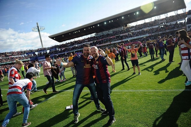 Đội bóng đối thủ tràn xuống sân ăn mừng Barcelona vô địch