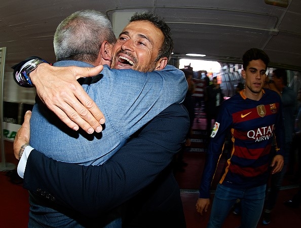 Đội bóng đối thủ tràn xuống sân ăn mừng Barcelona vô địch