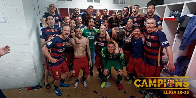 Đội bóng đối thủ tràn xuống sân ăn mừng Barcelona vô địch