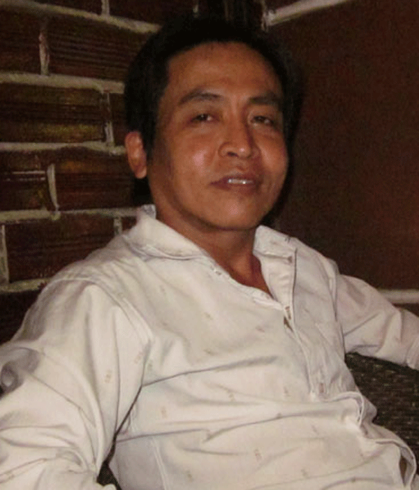  “Dị nhân” biểu diễn nuốt đinh vào bụng 