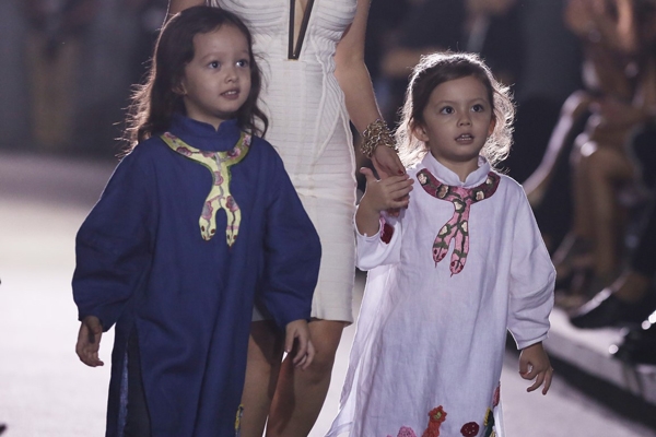 hong-nhung-dua-hai-con-len-san-catwalk-1