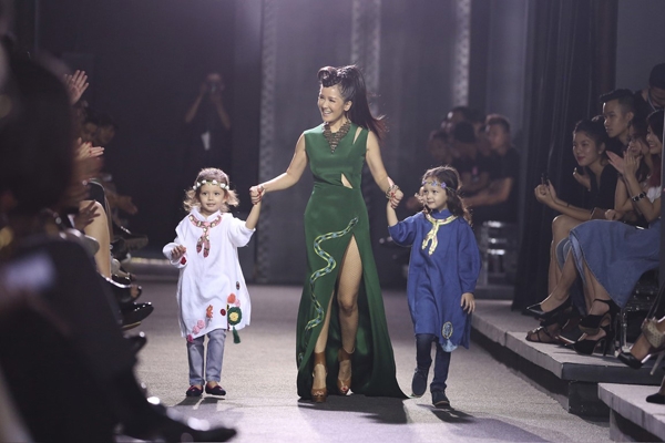 hong-nhung-dua-hai-con-len-san-catwalk-3