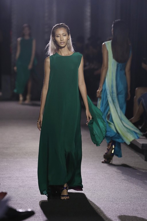 hong-nhung-dua-hai-con-len-san-catwalk-4