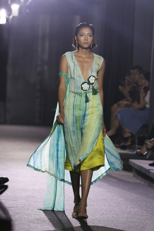 hong-nhung-dua-hai-con-len-san-catwalk-5