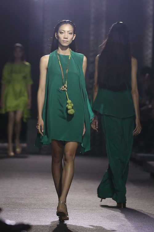 hong-nhung-dua-hai-con-len-san-catwalk-6