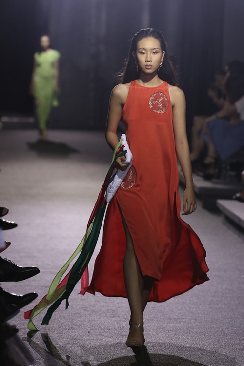 hong-nhung-dua-hai-con-len-san-catwalk-7