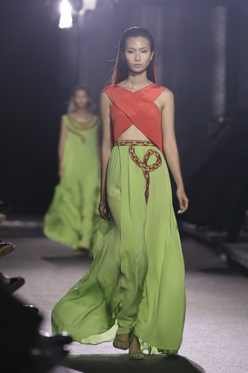 hong-nhung-dua-hai-con-len-san-catwalk-9