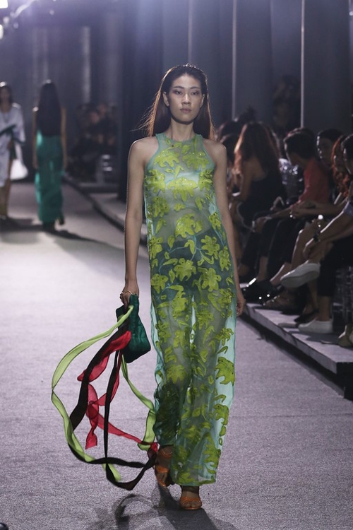 hong-nhung-dua-hai-con-len-san-catwalk-10