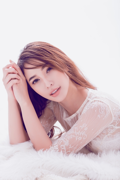 Quỳnh Thư diện nội y, khoe chân dài sexy
