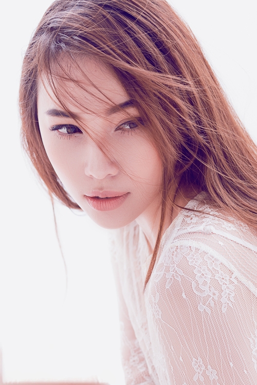 Quỳnh Thư diện nội y, khoe chân dài sexy
