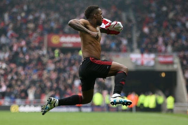 Roy Hodgson hiện chỉ còn chọn lựa giữa Jermain Defoe với Theo Walcott.