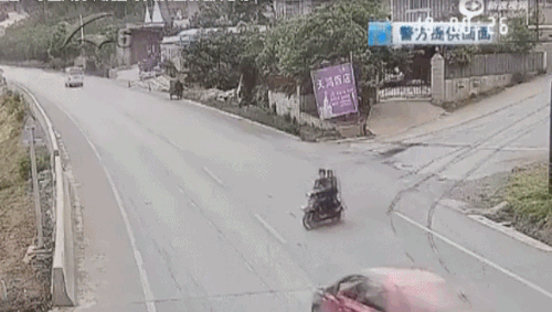 Thót tim trước khoảnh khắc xe điện chở gia đình 3 người bị ô tô đâm tan nát - Ảnh 1.