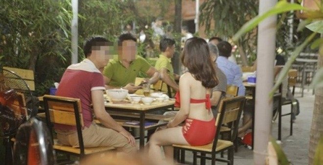 Đi Camry vào Đà Nẵng du lịch với chân dài để trốn truy nã