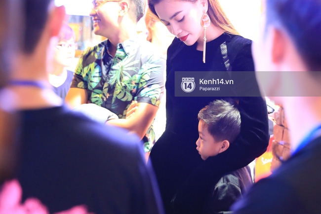 Subeo ôm gấu bông, diện đồ đôi xuất hiện cùng Hồ Ngọc Hà