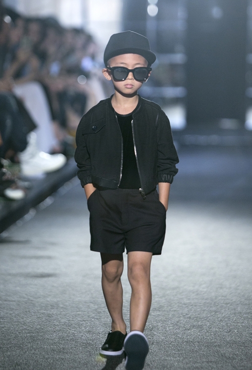 Vợ chồng Hà Kiều Anh thích thú xem hai con catwalk