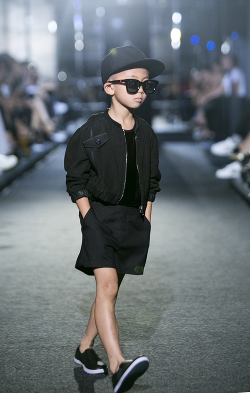 Vợ chồng Hà Kiều Anh thích thú xem hai con catwalk