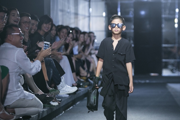 Vợ chồng Hà Kiều Anh thích thú xem hai con catwalk