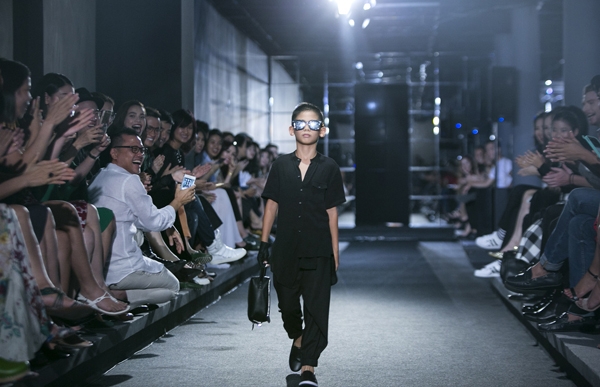 Vợ chồng Hà Kiều Anh thích thú xem hai con catwalk