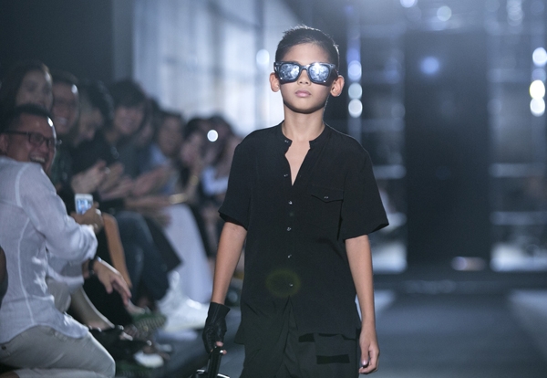 Vợ chồng Hà Kiều Anh thích thú xem hai con catwalk