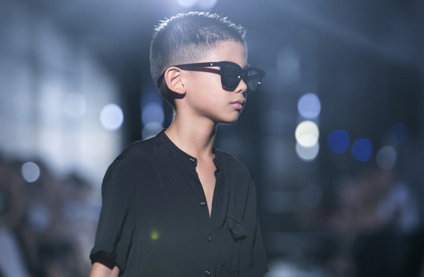 Vợ chồng Hà Kiều Anh thích thú xem hai con catwalk