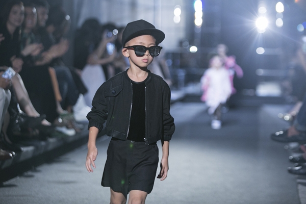 Vợ chồng Hà Kiều Anh thích thú xem hai con catwalk