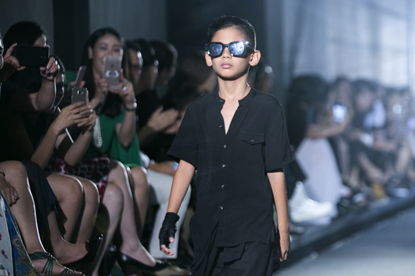 Vợ chồng Hà Kiều Anh thích thú xem hai con catwalk