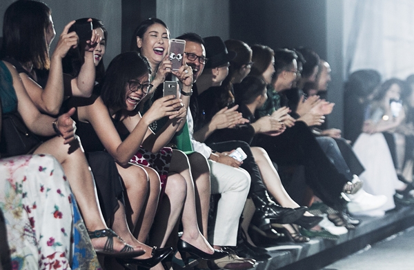 Vợ chồng Hà Kiều Anh thích thú xem hai con catwalk