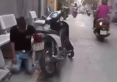 Bat ban trai quy xin loi giua duong: Xau chang ho ai? hinh anh 1