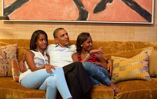  Giây phút thư giãn của Tổng thống Obama bên hai cô con gái rượu 