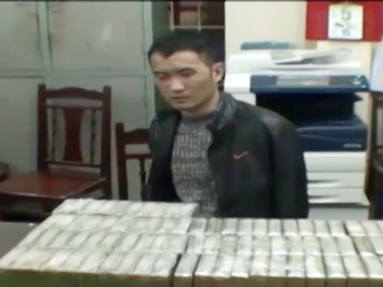 Trần Đức Duy sau khi bị bắt quả tang vận chuyển 94 bánh heroin ngày 6-1-2015 tại Hòa Bình