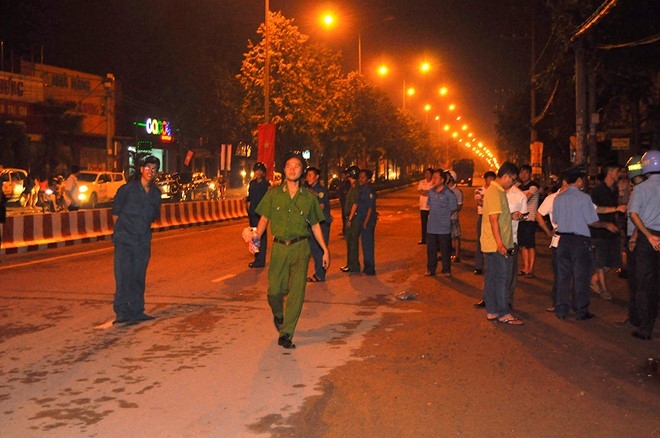 Hang tram can bo, chien si phong toa ngoi nha sap o Dong Nai hinh anh 1
