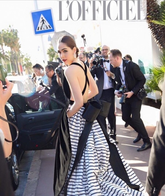 Nữ hoàng showbiz Thái hút mắt với váy gợi cảm
