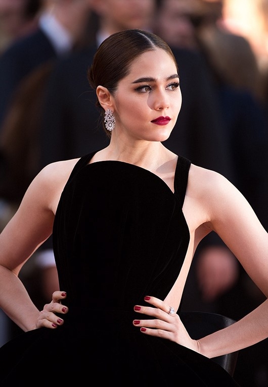 Nữ hoàng showbiz Thái hút mắt với váy gợi cảm