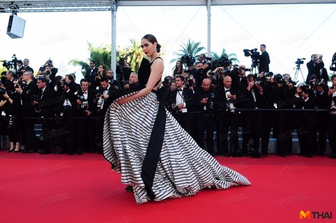 Nữ hoàng showbiz Thái hút mắt với váy gợi cảm