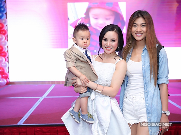 Vy Oanh làm tiệc thôi nôi hoành tráng cho con trai