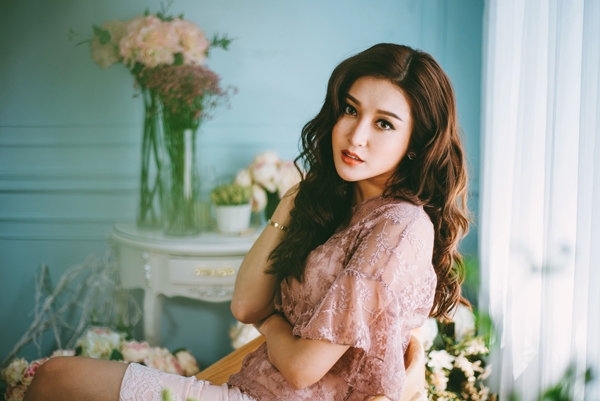 Á hậu Huyền My đẹp mơ màng ở tuổi 20