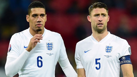 HLV Hodgson chỉ triệu tập 3 trung vệ Cahill (số 5), Smalling (6) và Stones trong danh sách sơ bộ 26 tuyển thủ Anh