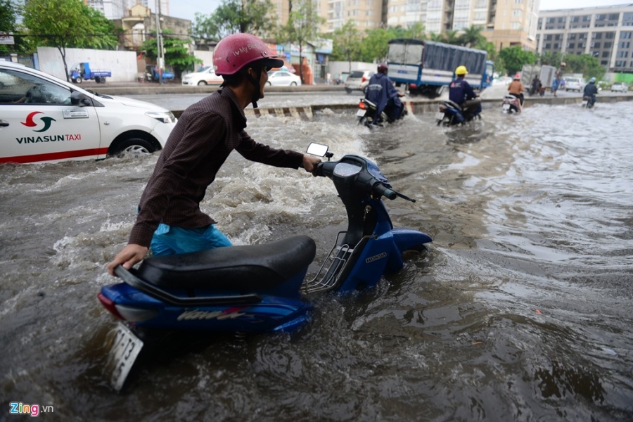 Duong Sai Gon bien thanh song sau mua lon hinh anh 3