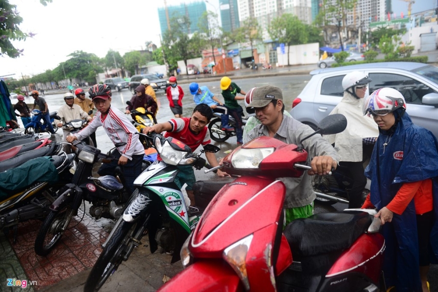 Duong Sai Gon bien thanh song sau mua lon hinh anh 9